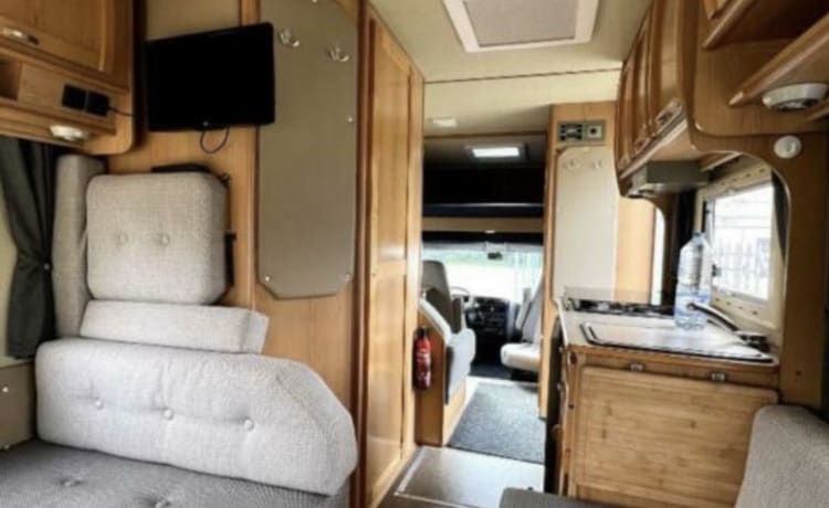 Super spacious, fresh and cozy 5 p alcove camper