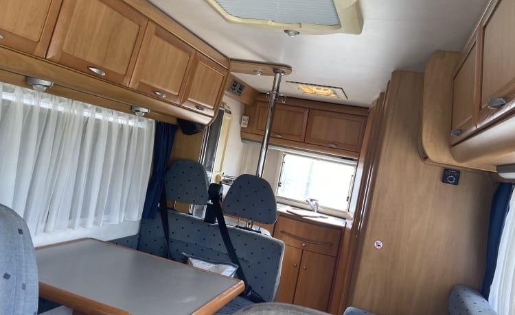 Spacious family camper with 6 seats