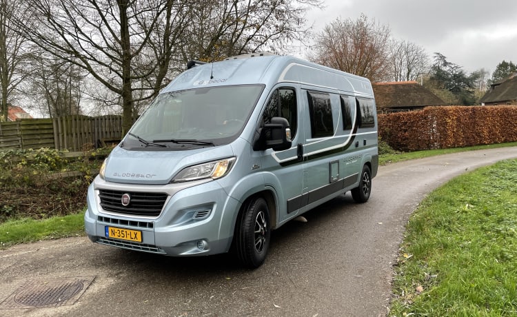 Buscamper Globecar 600L met lengtebedden, voor 2 personen. Hond toegestaan.