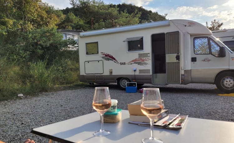 Camping-car de tourisme rétro confortable.