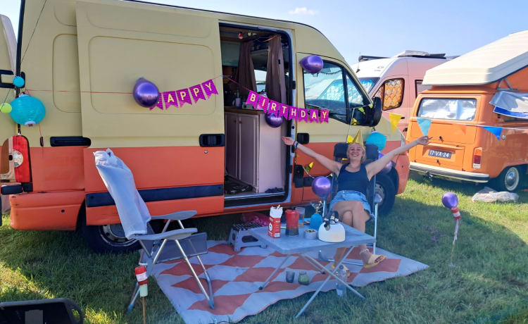 To the 'MOON' and back – 🌒Cozy 2p Renault campervan uit 2004