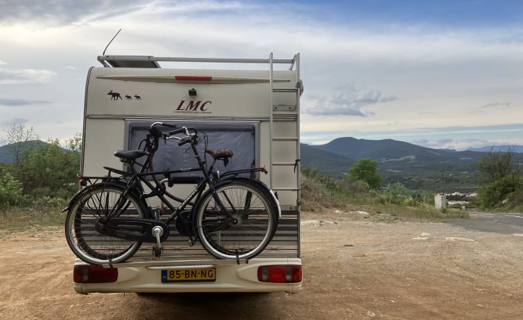 4 slaapplaatsen en 6 zitplaatsen (ook tijdens het rijden) – Leuke Camper van flexibele eigenaren