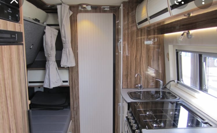 Jill – Stunning 4 berth family van. Fixed bunks!