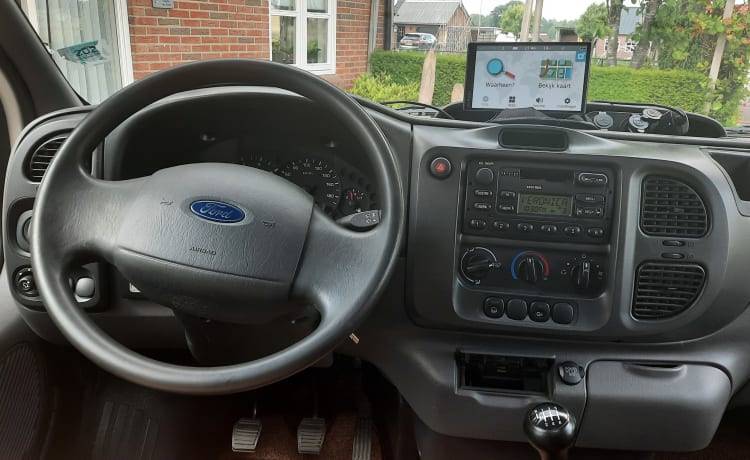 Nette camper voor 2 personen met voldoende bergruimte.