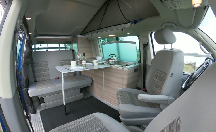 Grijs – Volkswagen T5 California Bus camper with pop-top roof.