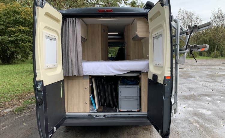 Beau camping-car autosuffisant, 2 couchages et porte-vélos