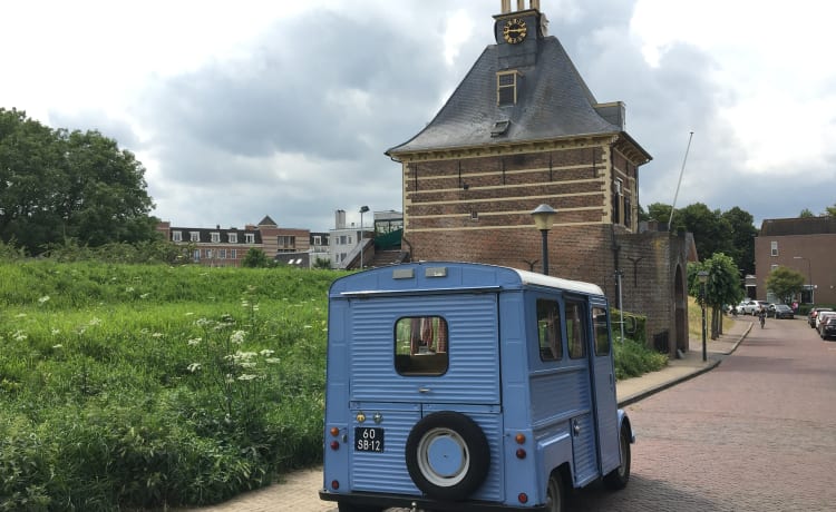 Sentez-vous bien voyage en rétro Citroën HY - détente ultime avec caractère