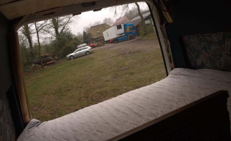 2/3p Volkswagen bus from 2009 with solar panels