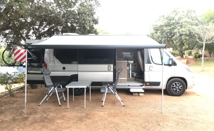 Luna de Plata – Fully equipped, state-of-the-art box van