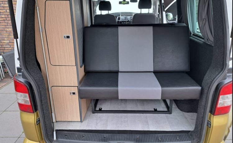 Billie – Le camping-car Volkswagen T5 pour 4p, avec transmission automatique et climatisation