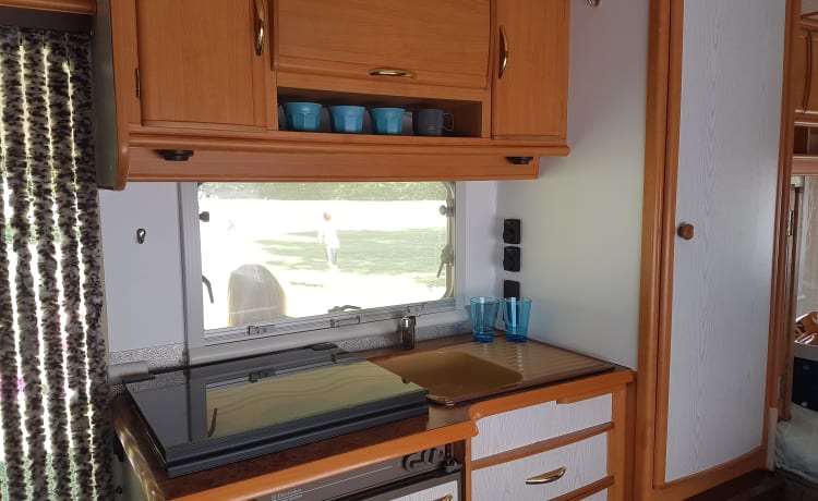 Spacious family camper with fixed bed!