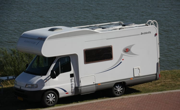 Lola Frisia – Compacte volledig ingerichte 6 persoons camper met stapelbed top indeling