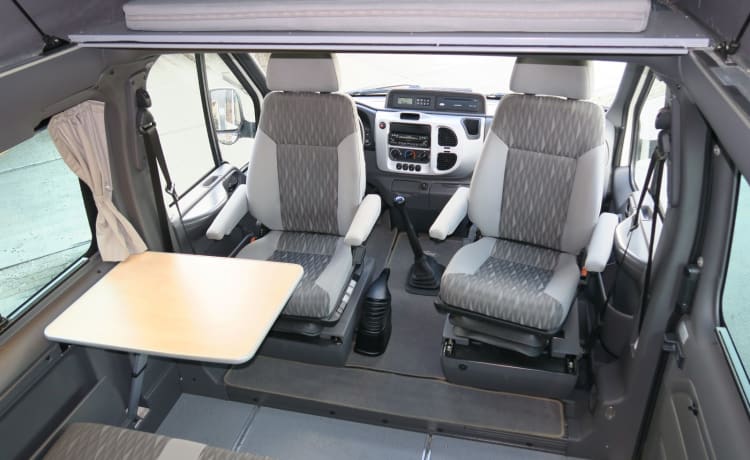 Nuggie – Nuggie wil weg, Rode  Ford Transit nugget westfalia uit 2006