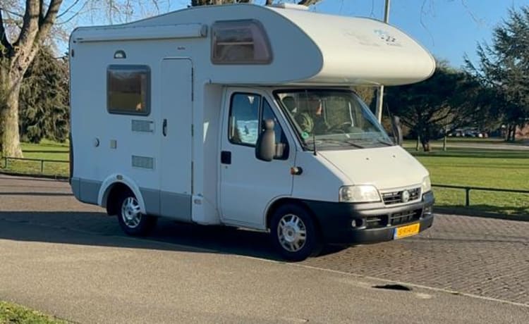 4 personnes en camping familial