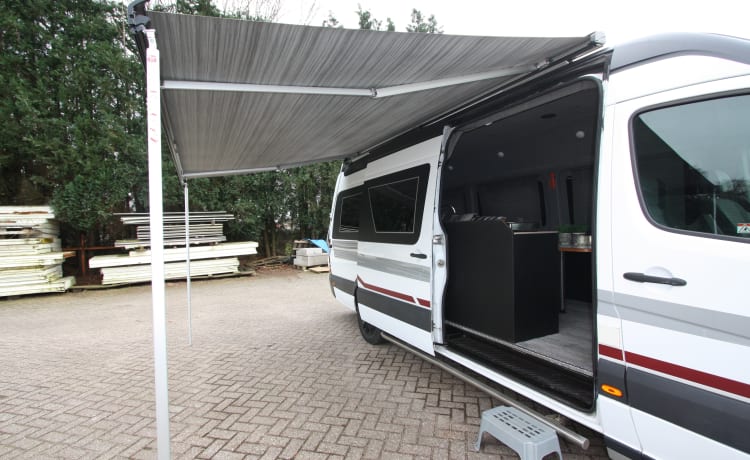 Superruime luxe MB Sprinter buscamper 2010 met XXL vastbed (2p)