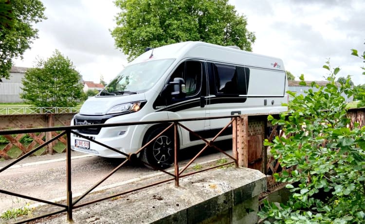 "Sjoppie " – Camping-car de luxe à louer : Malibu 600 LE