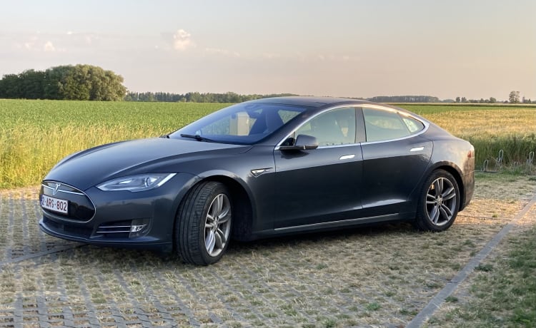 Markus – Gratis opladen door heel Europa met deze Tesla Model S D85 uit 2015