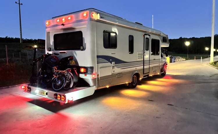 Amerikaanse camper – Ford E350 turbodiesel V8 da 7,3 litri per 6 persone con piattaforma motore