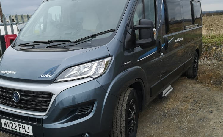 Grey Goose – Grey Goose - 4 couchettes automatique, 6m Fiat Ducato avec pop-top.