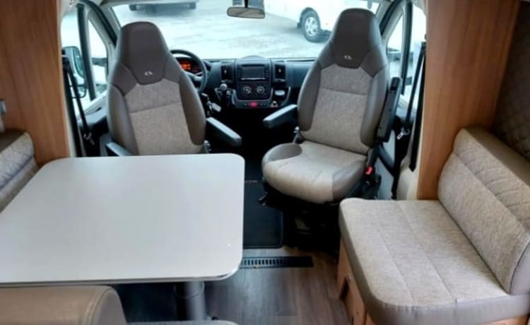 Camper 5 persoons, lengtebedden, airco, fietsendrager. – Wohnmobil 