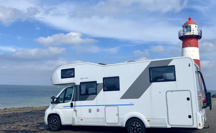 The Beast – Very recent, luxurious 4-person alcove camper