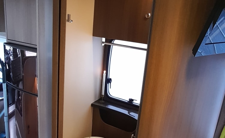 Geräumiger Challenger Camper für 4 Personen mit Queensize-Bett