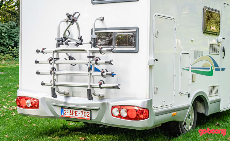  Chausson Flash 03 – Comodo camper familiare con letti a castello