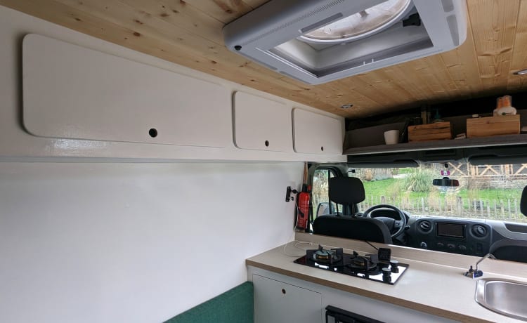 The Eagle – Bus camper 2 person Renault Master 2016 (2 x length bed!)