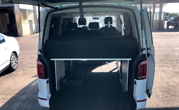 Noleggio van VW T6 con due posti letto