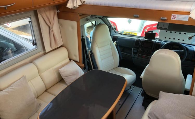 Franky – Camper di lusso Frankia Six Berth (è richiesta la licenza C1)