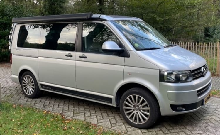 4p Volkswagen campervan uit 2013