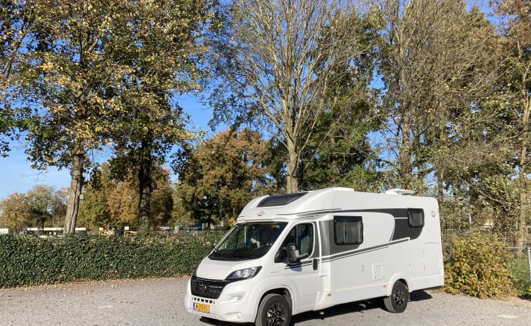 Compacte luxe camper Carado T 337 met enkele bedden, TV en airco