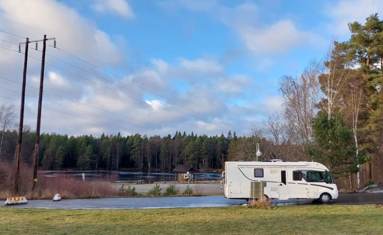 Lady Woodpecker – 5-person luxury family camper with bunk and 2-person pull-down bed.