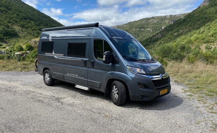 Camper bus fuori rete di lusso del 2018