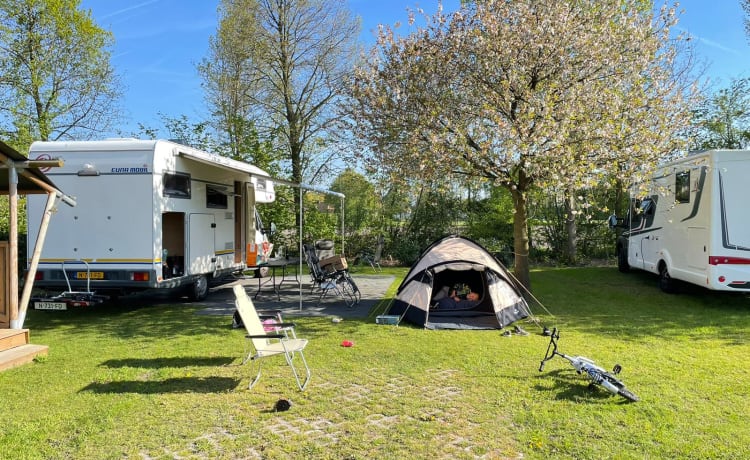 Coosie Camper  – Camping-car familial avec tente pour 6 personnes 