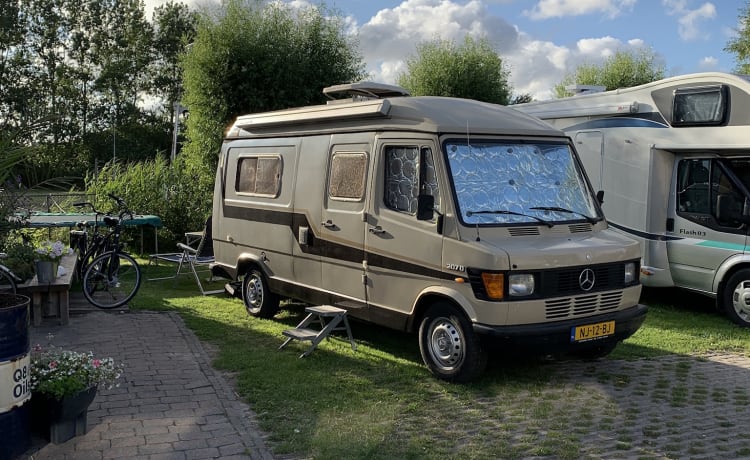 Sjaak  – 2p Mercedes-Benz bus oldtimer from 1979