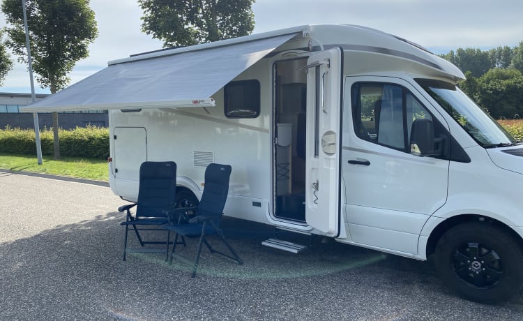 Vrijheid op wielen – Krachtige luxe Hymer Mercedes camper half-integraal uit 2019