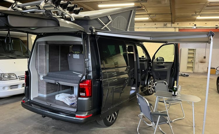 Grijze VW California – Nouveau camping-car VW California T6 de 2021. Peut-être avec remorque à moteur.