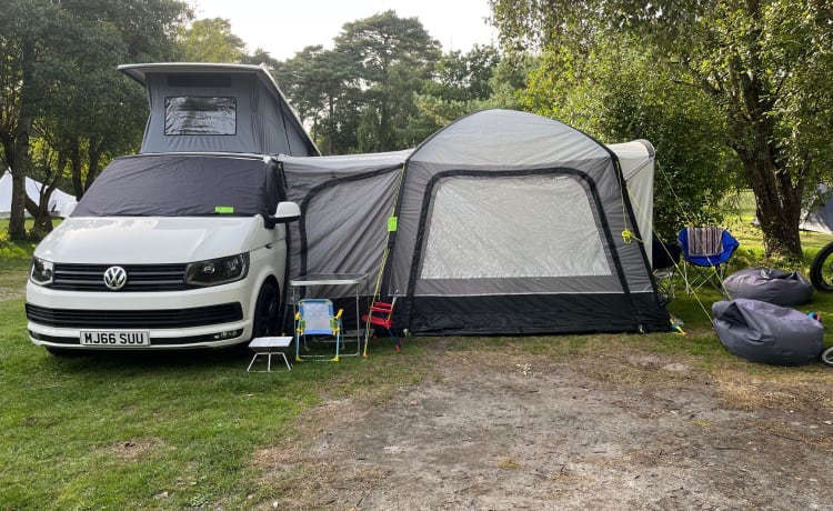 Big Suze – VW T6 campervan, 4 slaapplaatsen, met veel functies en uitrusting