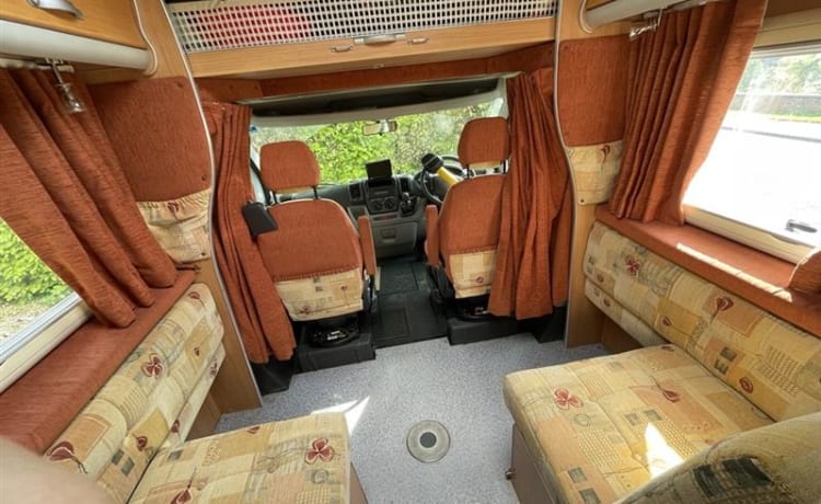 Unico nel suo genere! Ampio camper Nuevo Autosleeper con 4 posti letto e 4 passeggeri