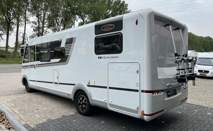  Luxury LMC integral with single beds and fold-down bed