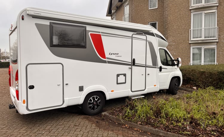 Un camper completamente attrezzato per splendide vacanze in campeggio.