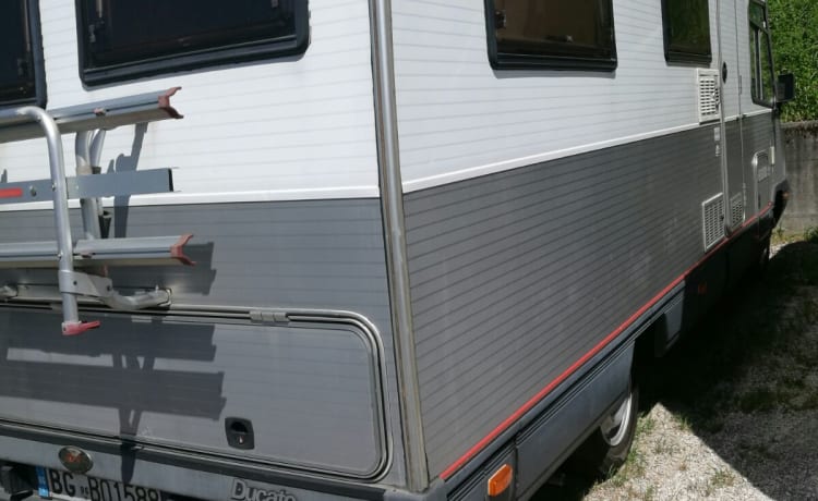 ANDREAF – MOTORHOME LAIKA LASERHOME 6 BEDDEN zonnepaneel