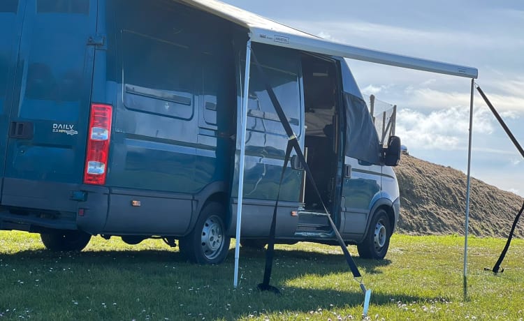 Pino – Camping-car Iveco Daily 35 pour 4 personnes avec lits longs et barre de remorquage 