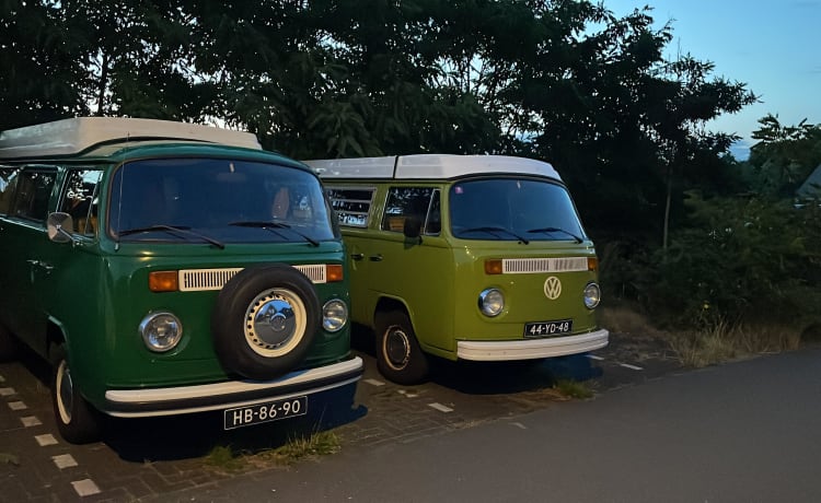 Schöner Oldtimer Volkswagen T2 Camper von 1976