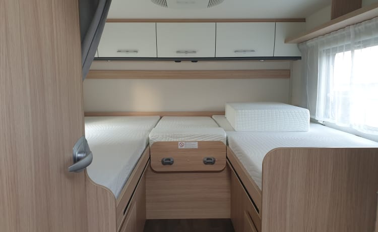 Luxe Sunlight  – Beautiful richly equipped Camper, very fresh and very young.