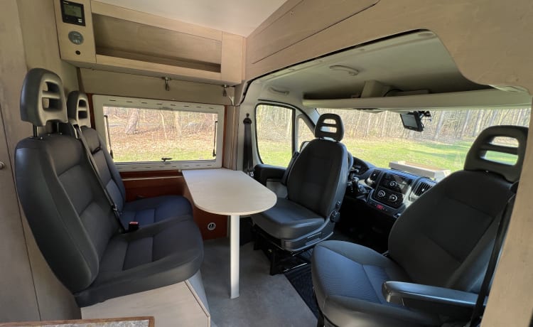 Comfortabele en compacte tweepersoons camper bus