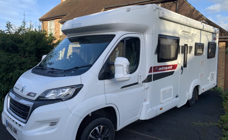 Autoquest 196 – Autoquest 196 motorhome 6 berth (delivery and pick up available)