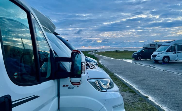 Un camping-car tout équipé pour de merveilleuses vacances en camping.