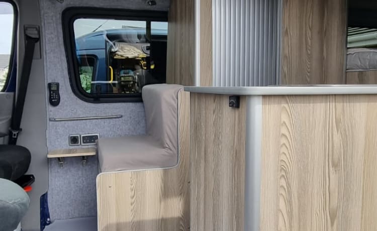 Ronnie – Volledig Off-Grid Mercedes (MWB) met verwarming, toilet & douche